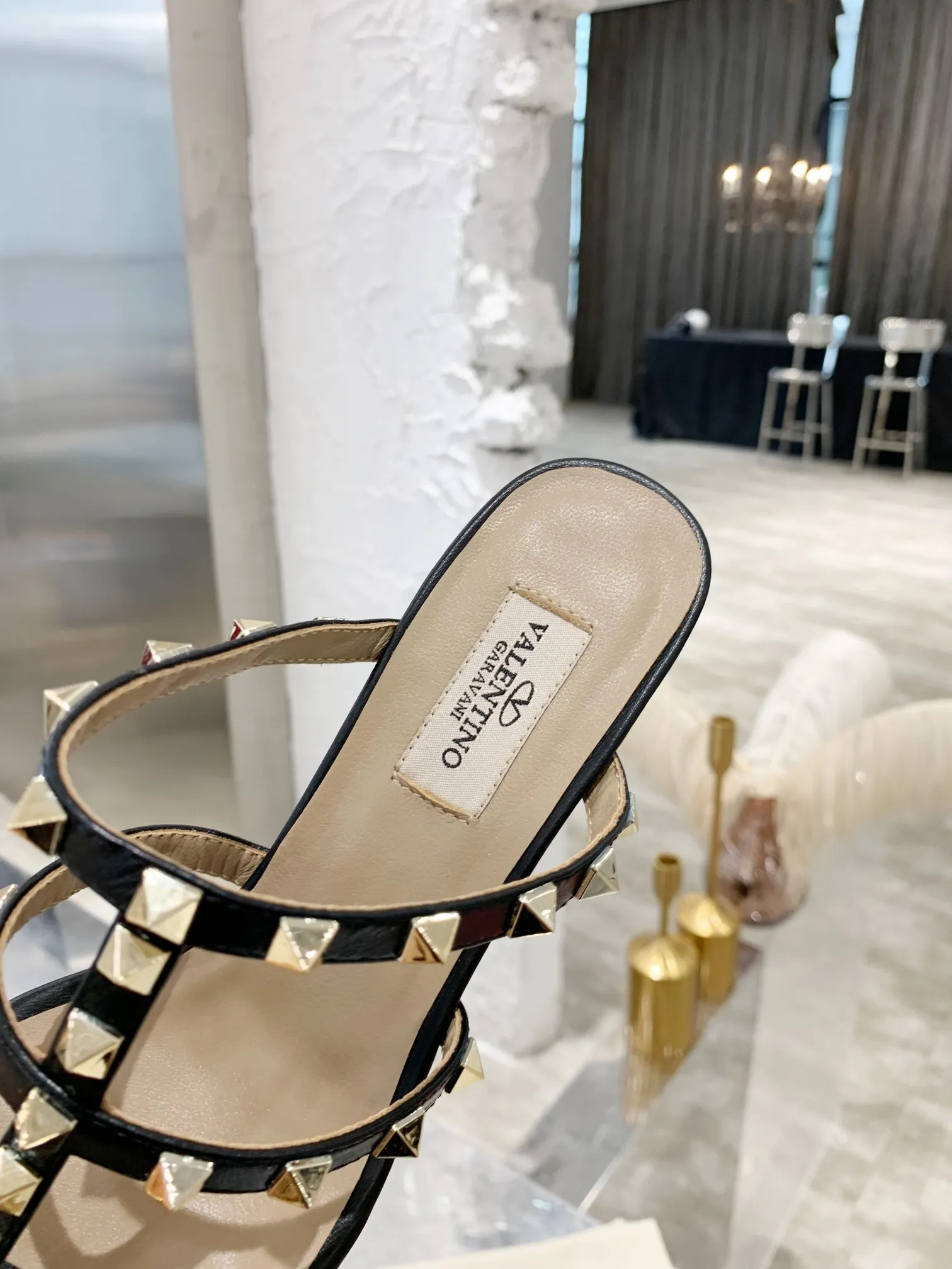 👟👟Ex-factory price 440👟👟 Warren thick heel sandals) VT rivet series is definitely a classic! Since the launch of the Rockstud Collection series, it has become one of the important iconic elements of Valentino! Domineering rivets are a must-have item in every woman’s shoe wardrobe! Created from the original, perfectly reproduced! Heel height: 6 cm, flat bottom, size 34-42, leather outsole